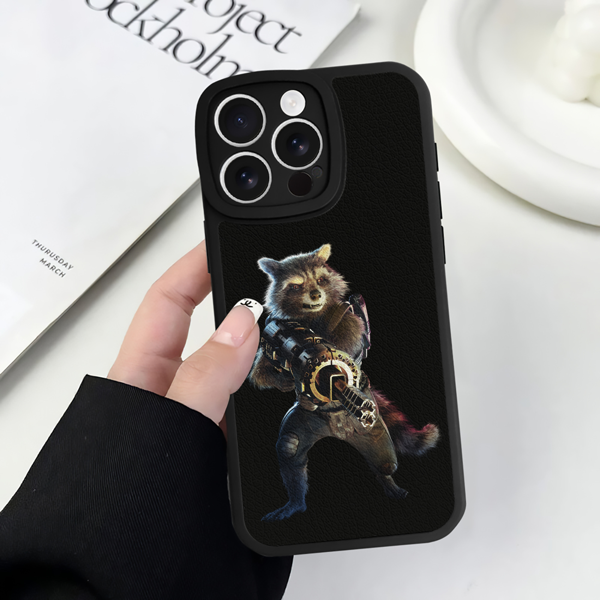 （画像用） アベンジャーズ The Avengers 【iPhone 16シリーズ対応】シリコンスマホケース（レザー調） 材質：シリコン